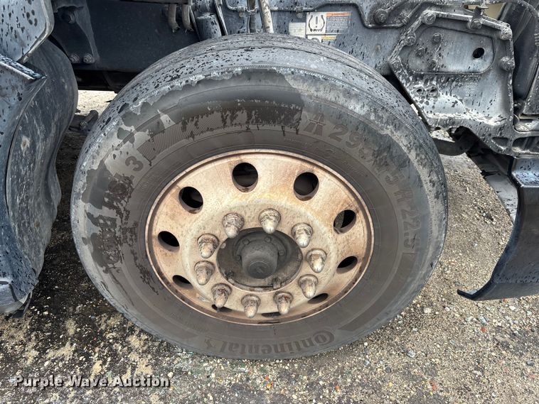 image for item YA3964 2019 Kenworth T680 semi truck