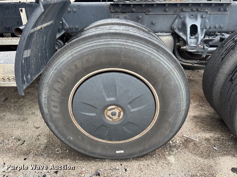 image for item YA3964 2019 Kenworth T680 semi truck