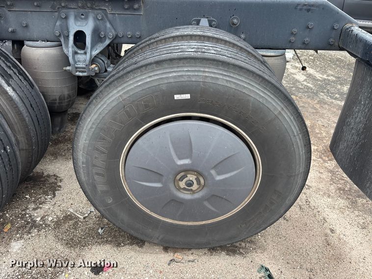 image for item YA3964 2019 Kenworth T680 semi truck