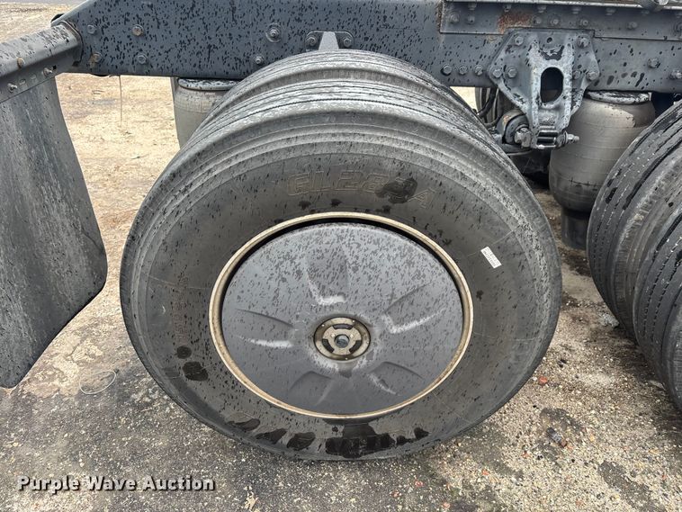 image for item YA3964 2019 Kenworth T680 semi truck