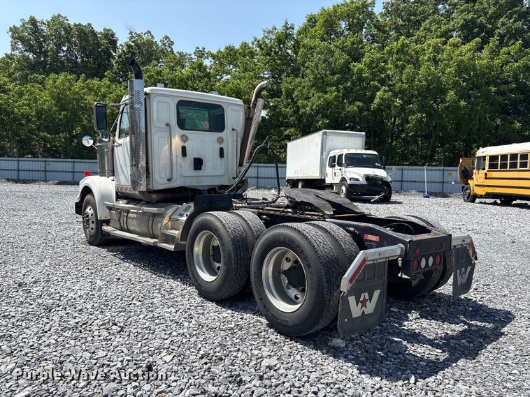 image for item YA4048 2021 Western Star 4900 semi truck