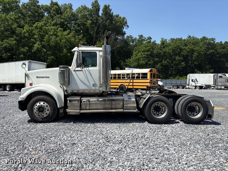 image for item YA4048 2021 Western Star 4900 semi truck
