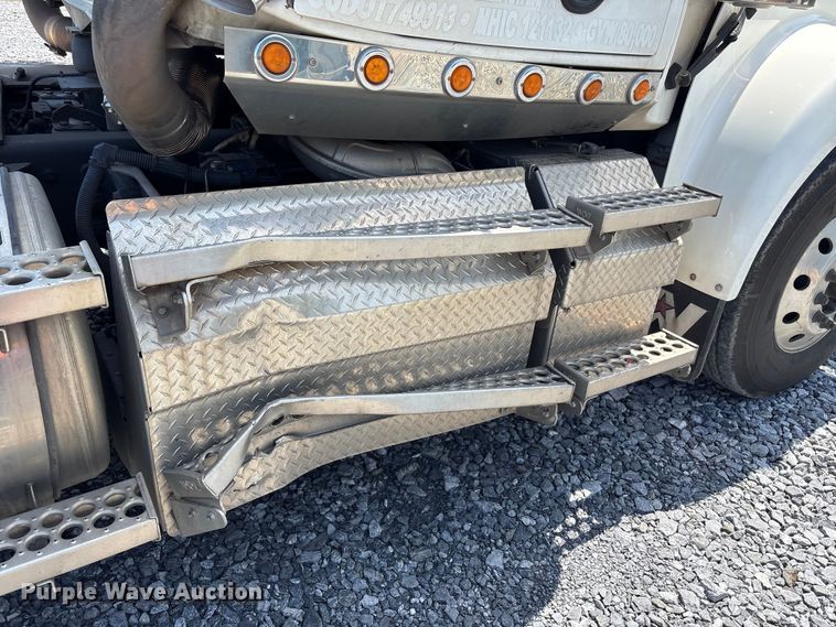 image for item YA4048 2021 Western Star 4900 semi truck