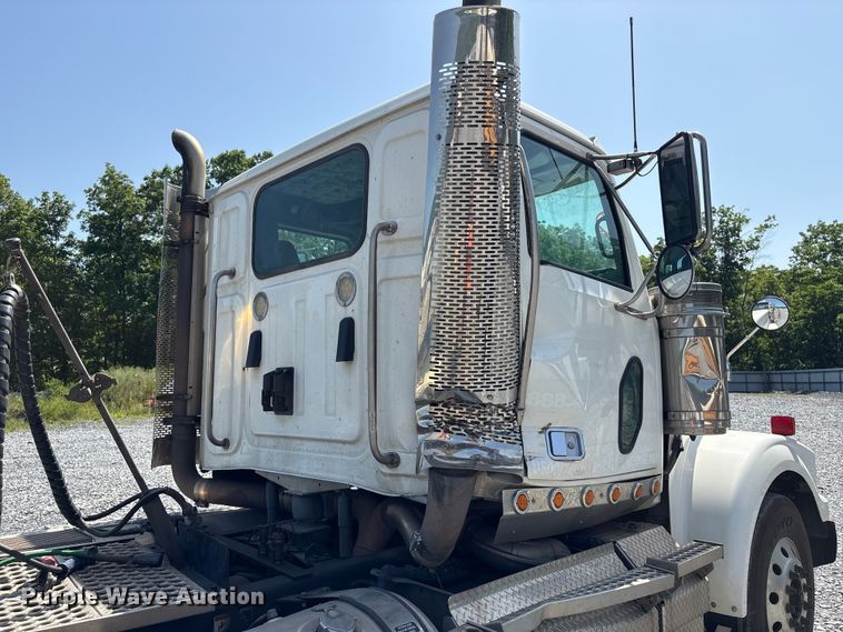 image for item YA4048 2021 Western Star 4900 semi truck