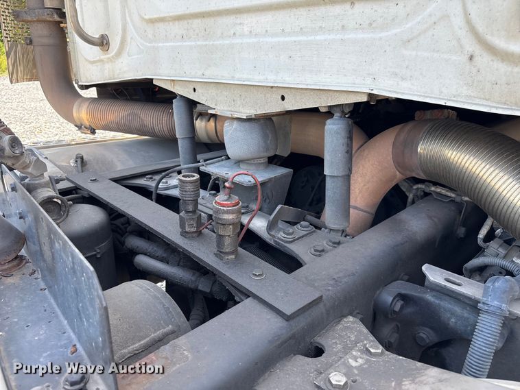 image for item YA4048 2021 Western Star 4900 semi truck