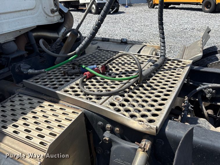 image for item YA4048 2021 Western Star 4900 semi truck