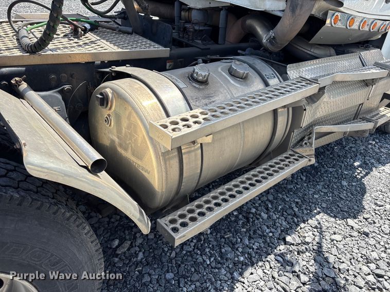image for item YA4048 2021 Western Star 4900 semi truck