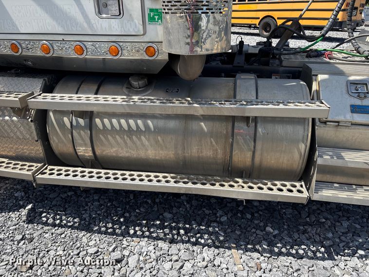 image for item YA4048 2021 Western Star 4900 semi truck