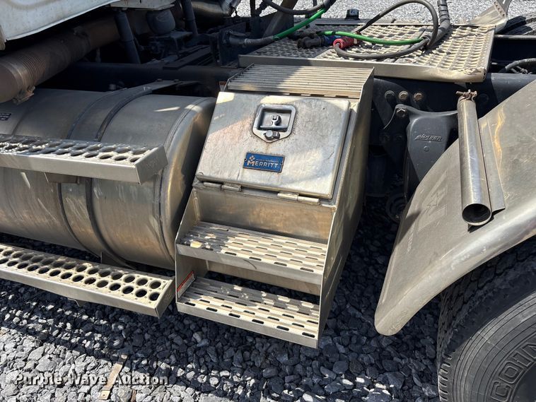 image for item YA4048 2021 Western Star 4900 semi truck