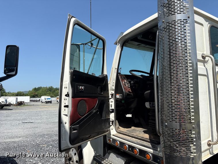 image for item YA4048 2021 Western Star 4900 semi truck