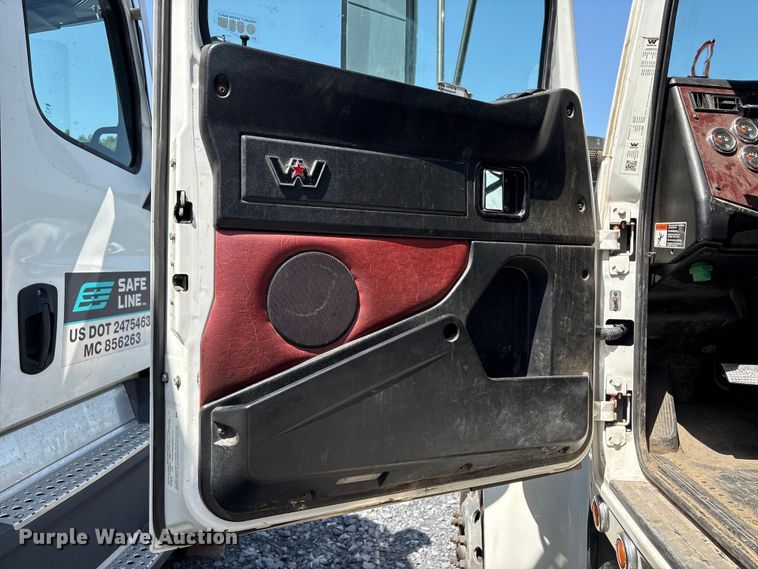 image for item YA4048 2021 Western Star 4900 semi truck