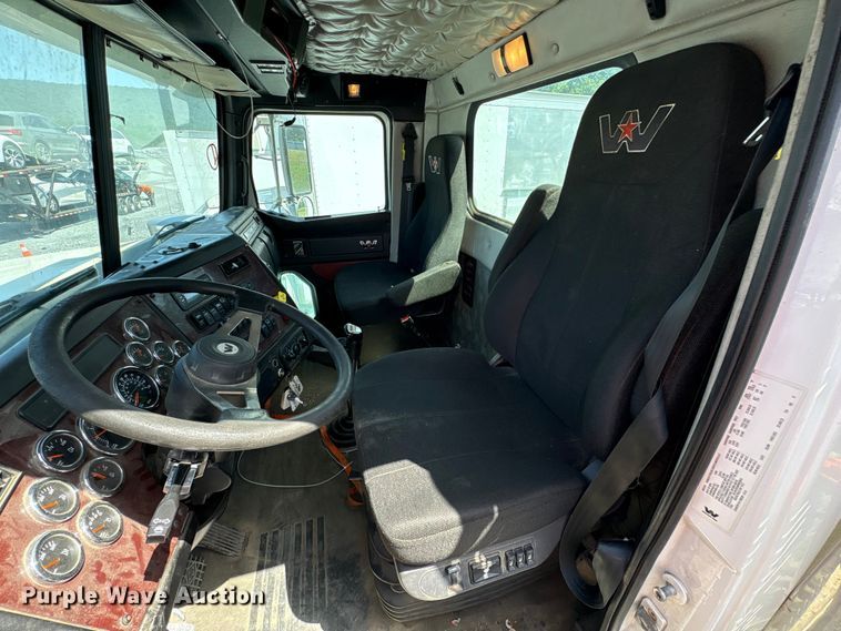 image for item YA4048 2021 Western Star 4900 semi truck