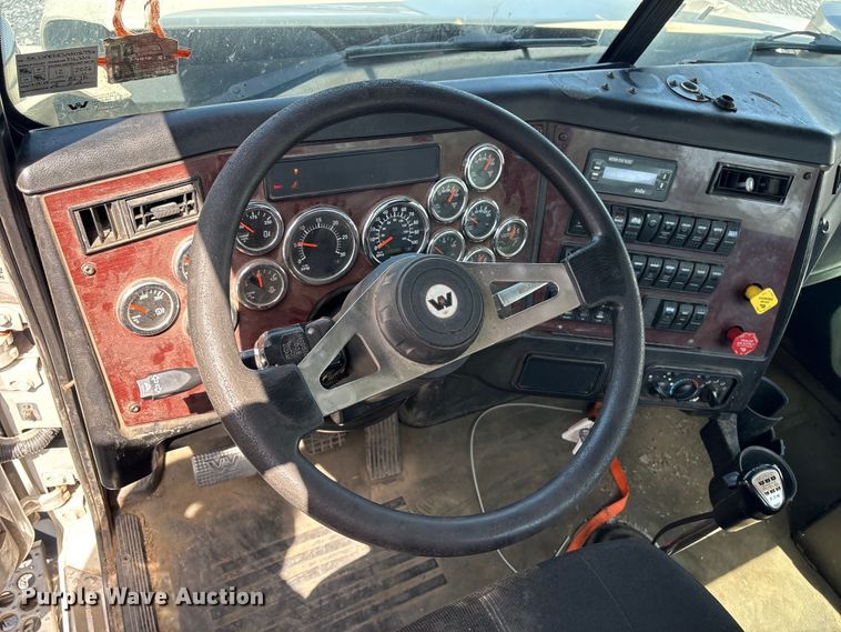 image for item YA4048 2021 Western Star 4900 semi truck