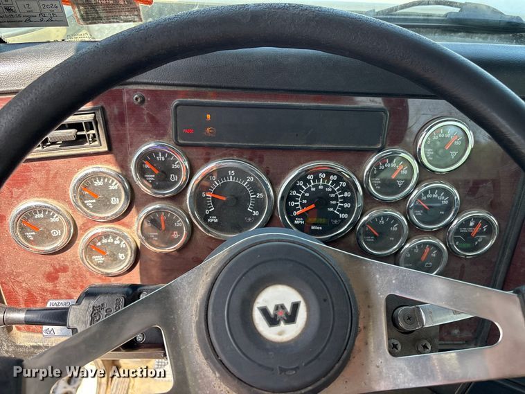 image for item YA4048 2021 Western Star 4900 semi truck