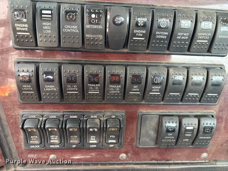 image for item YA4048 2021 Western Star 4900 semi truck