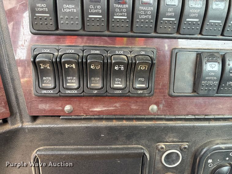 image for item YA4048 2021 Western Star 4900 semi truck