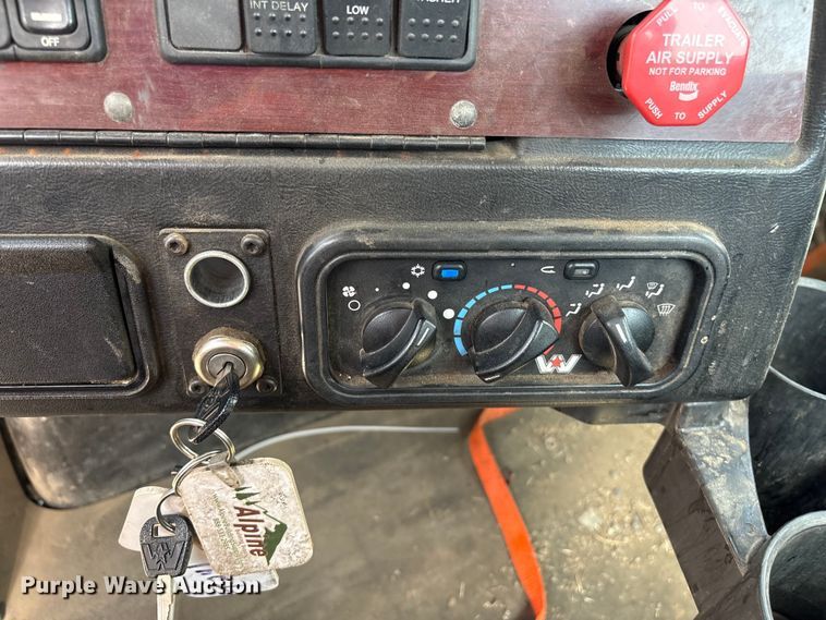 image for item YA4048 2021 Western Star 4900 semi truck