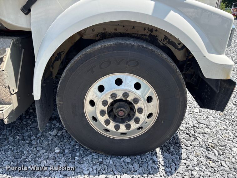 image for item YA4048 2021 Western Star 4900 semi truck