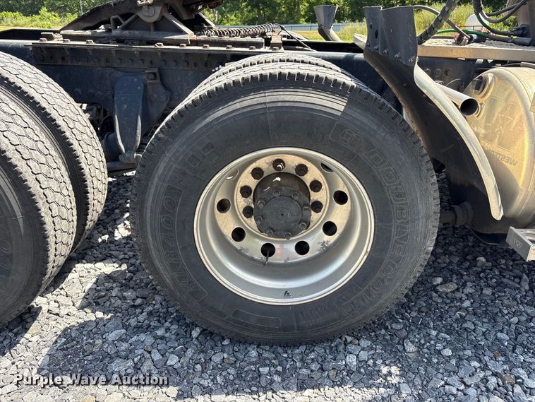 image for item YA4048 2021 Western Star 4900 semi truck