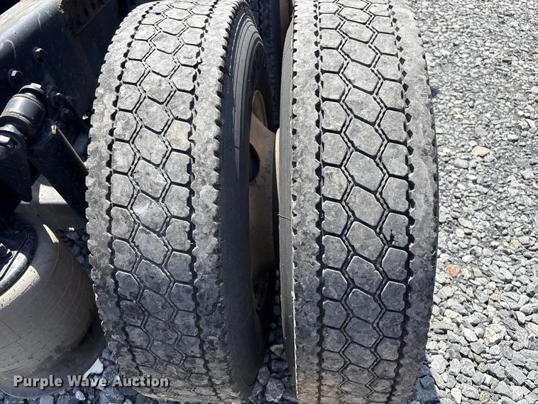 image for item YA4048 2021 Western Star 4900 semi truck
