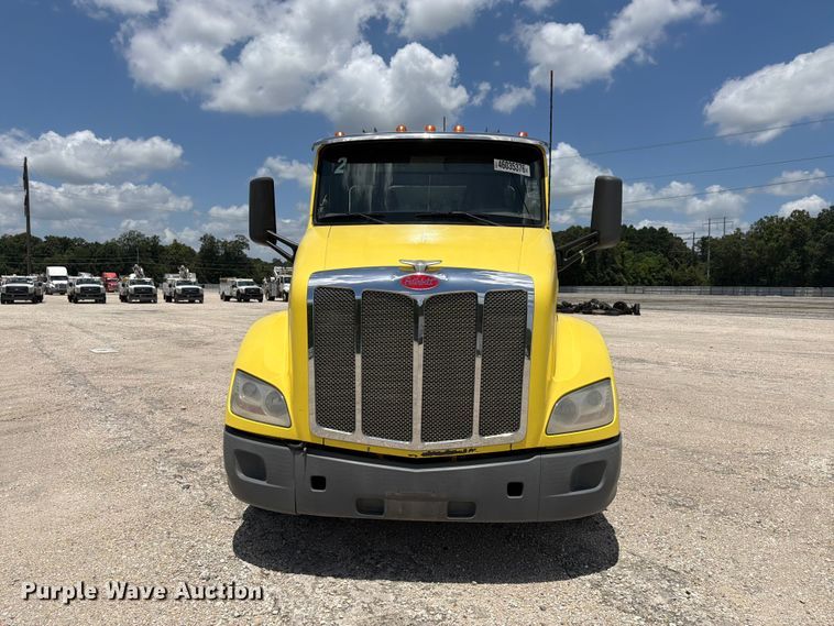 image for item YA4059 2017 Peterbilt 579 semi truck