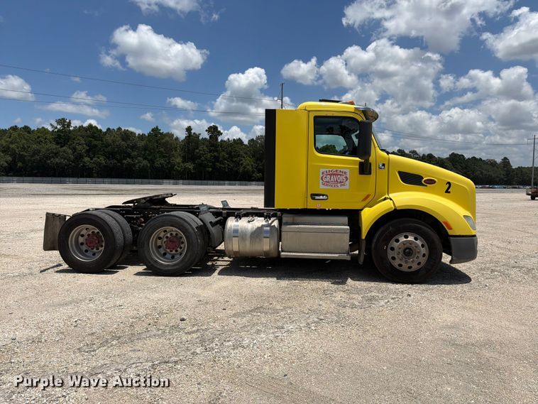 image for item YA4059 2017 Peterbilt 579 semi truck