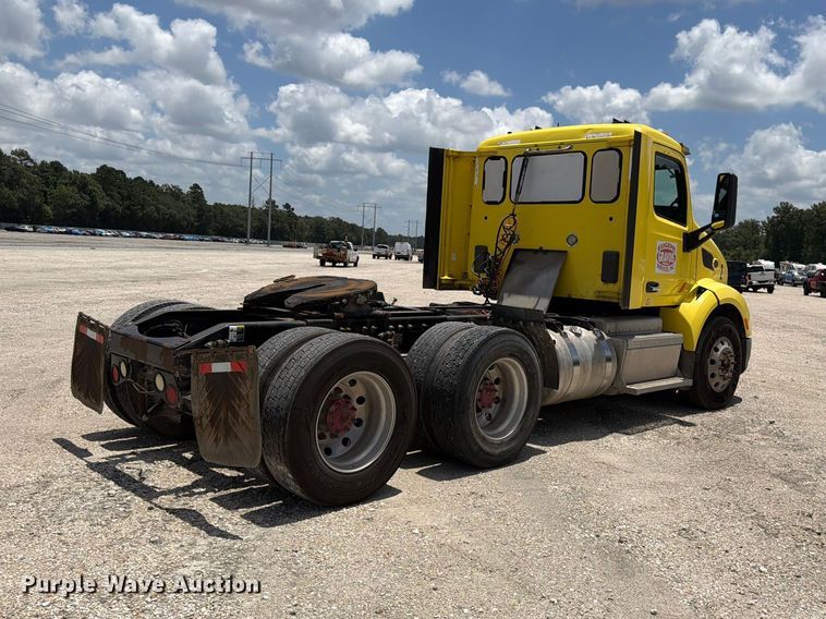image for item YA4059 2017 Peterbilt 579 semi truck