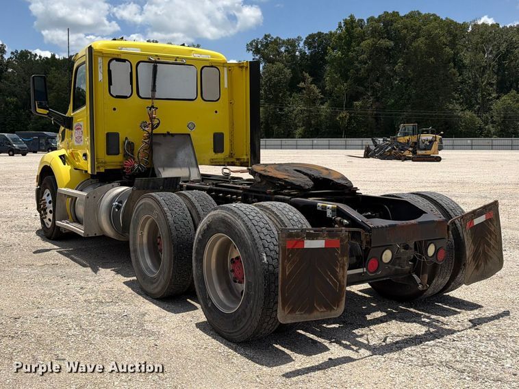 image for item YA4059 2017 Peterbilt 579 semi truck