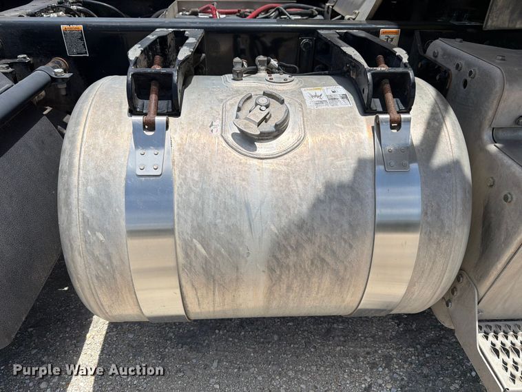 image for item YA4059 2017 Peterbilt 579 semi truck