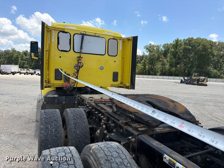 image for item YA4059 2017 Peterbilt 579 semi truck