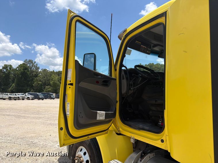 image for item YA4059 2017 Peterbilt 579 semi truck