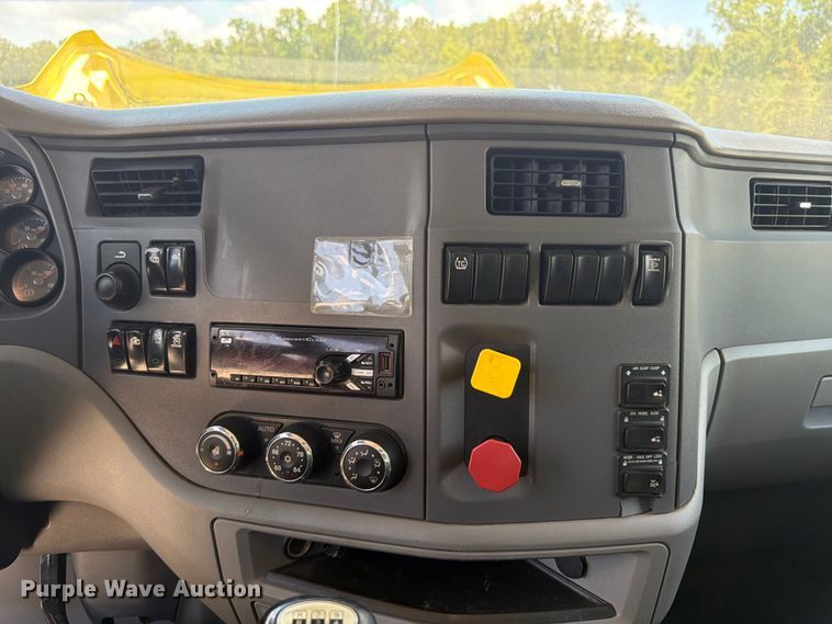 image for item YA4059 2017 Peterbilt 579 semi truck