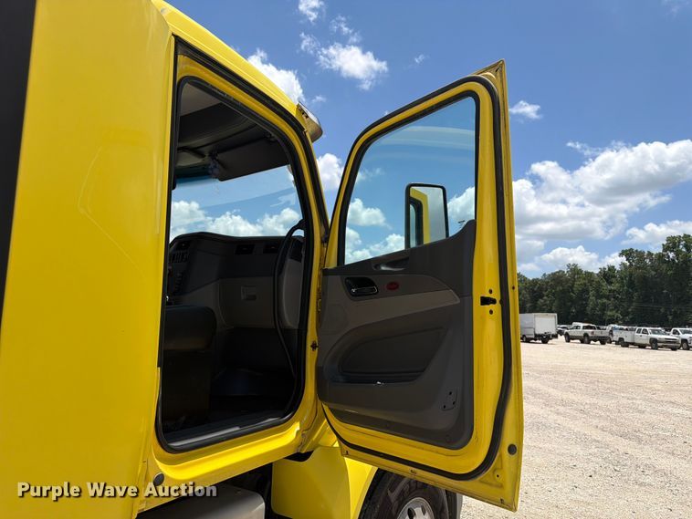 image for item YA4059 2017 Peterbilt 579 semi truck