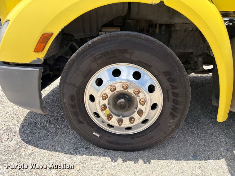 image for item YA4059 2017 Peterbilt 579 semi truck