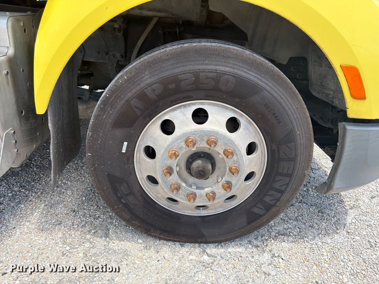 image for item YA4059 2017 Peterbilt 579 semi truck
