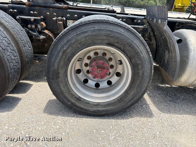 image for item YA4059 2017 Peterbilt 579 semi truck