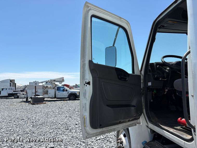 image for item YA4063 2020 International MV607 box truck
