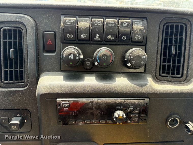 image for item YA4063 2020 International MV607 box truck