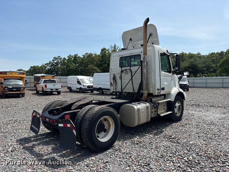 image for item YA4080 2019 Volvo VNR semi truck