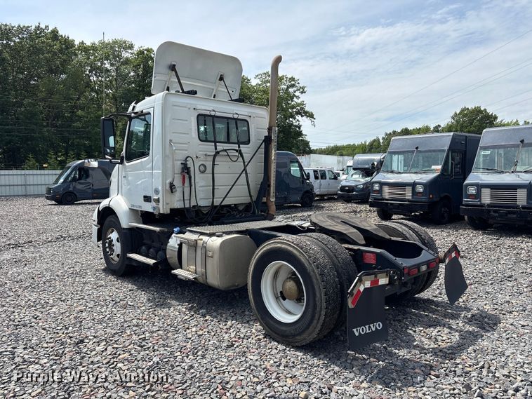 image for item YA4080 2019 Volvo VNR semi truck