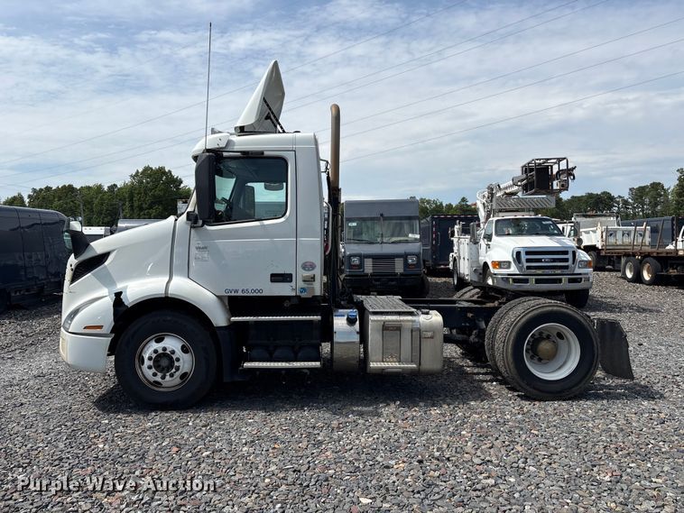 image for item YA4080 2019 Volvo VNR semi truck