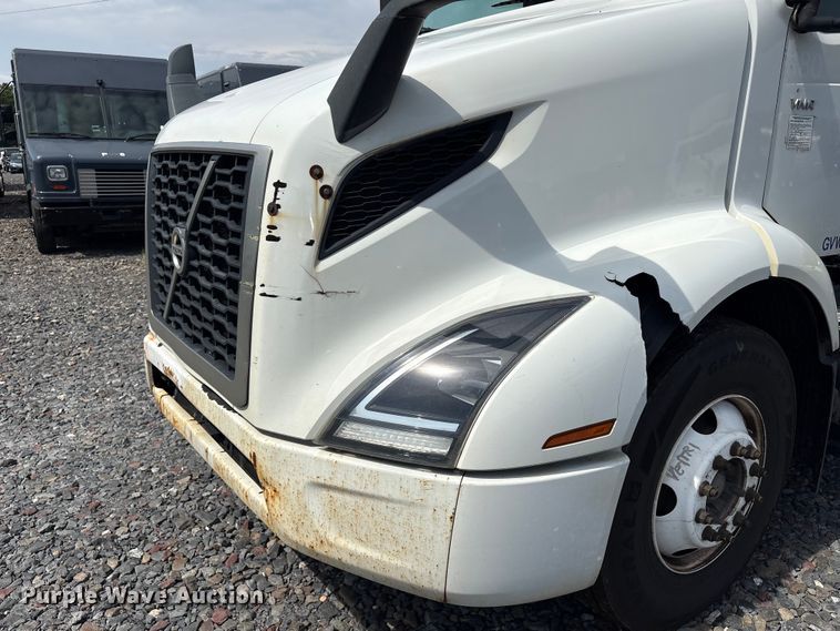 image for item YA4080 2019 Volvo VNR semi truck