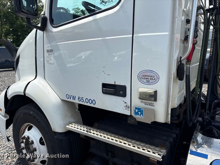 image for item YA4080 2019 Volvo VNR semi truck