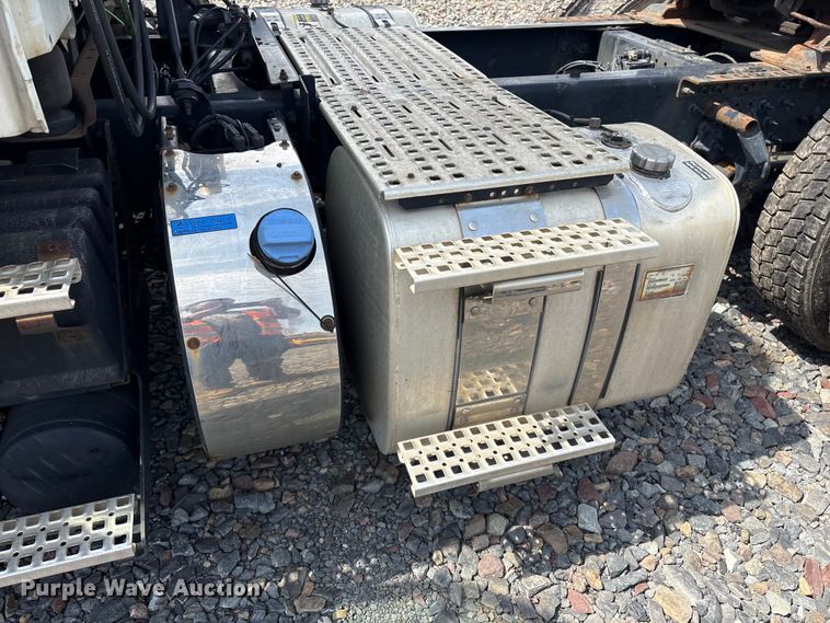 image for item YA4080 2019 Volvo VNR semi truck