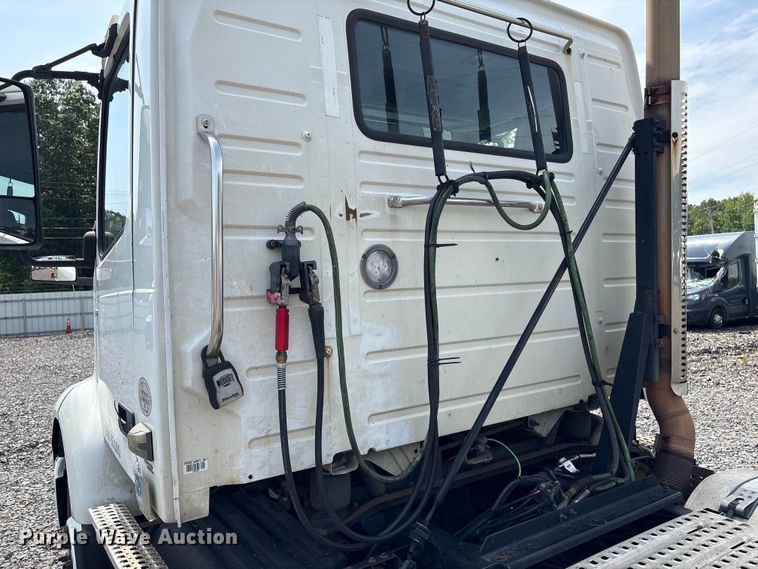image for item YA4080 2019 Volvo VNR semi truck