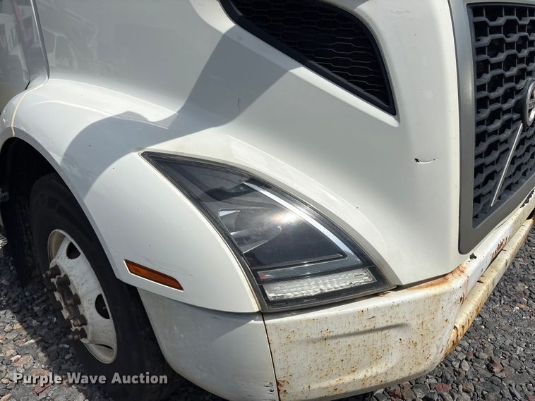 image for item YA4080 2019 Volvo VNR semi truck