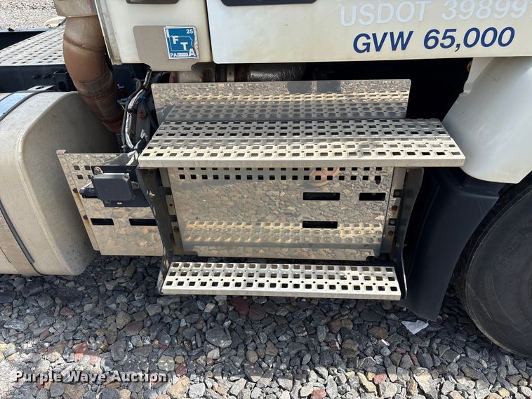 image for item YA4080 2019 Volvo VNR semi truck