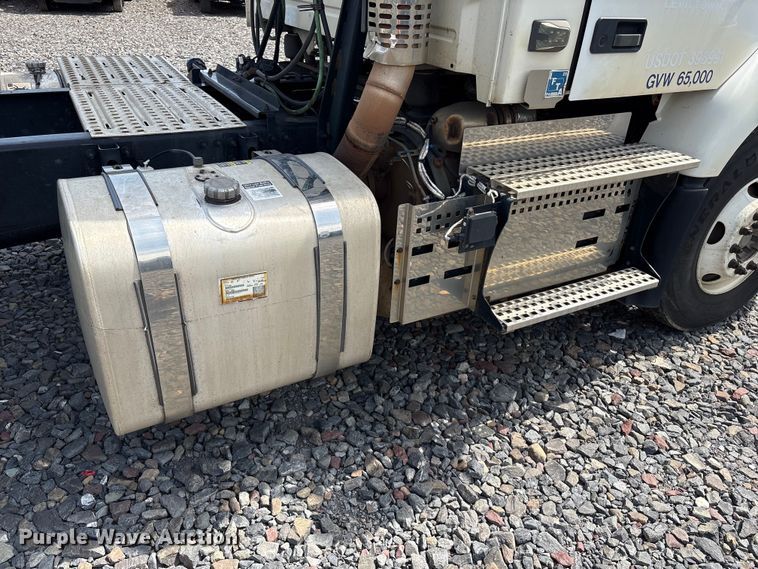 image for item YA4080 2019 Volvo VNR semi truck