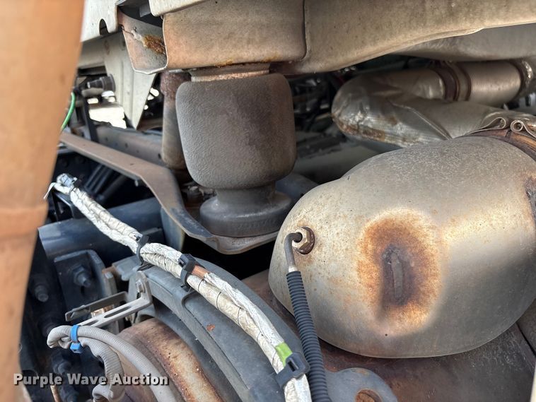 image for item YA4080 2019 Volvo VNR semi truck