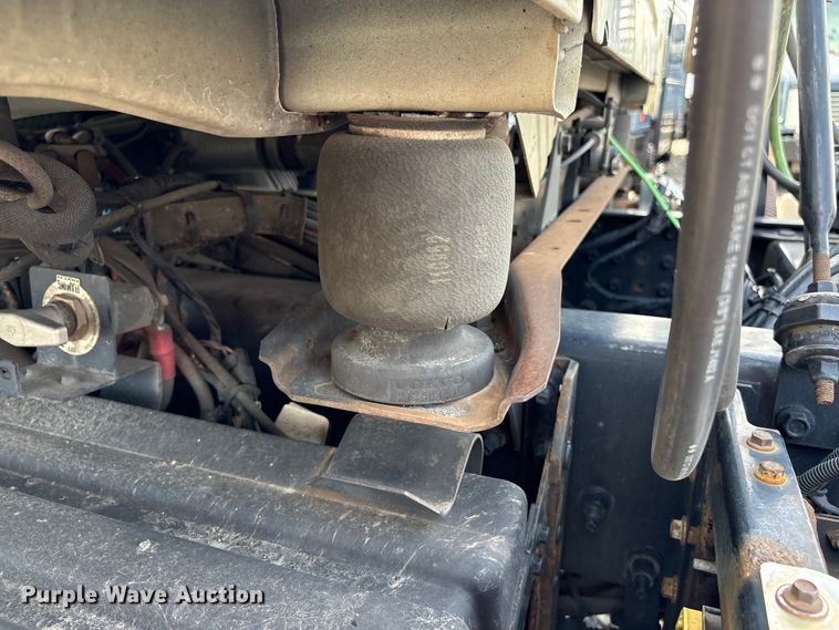 image for item YA4080 2019 Volvo VNR semi truck